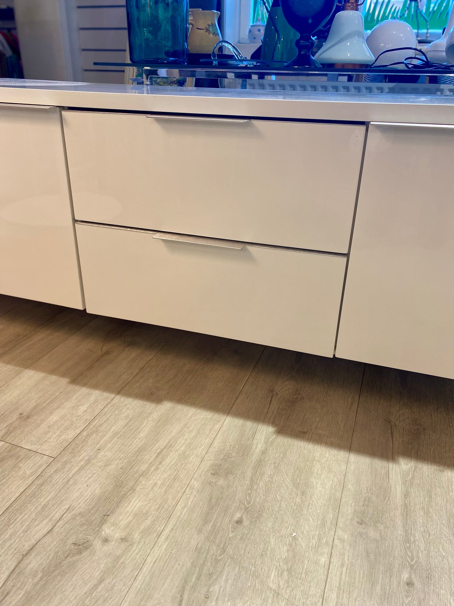 Tyylikäs TV-taso/senkki
