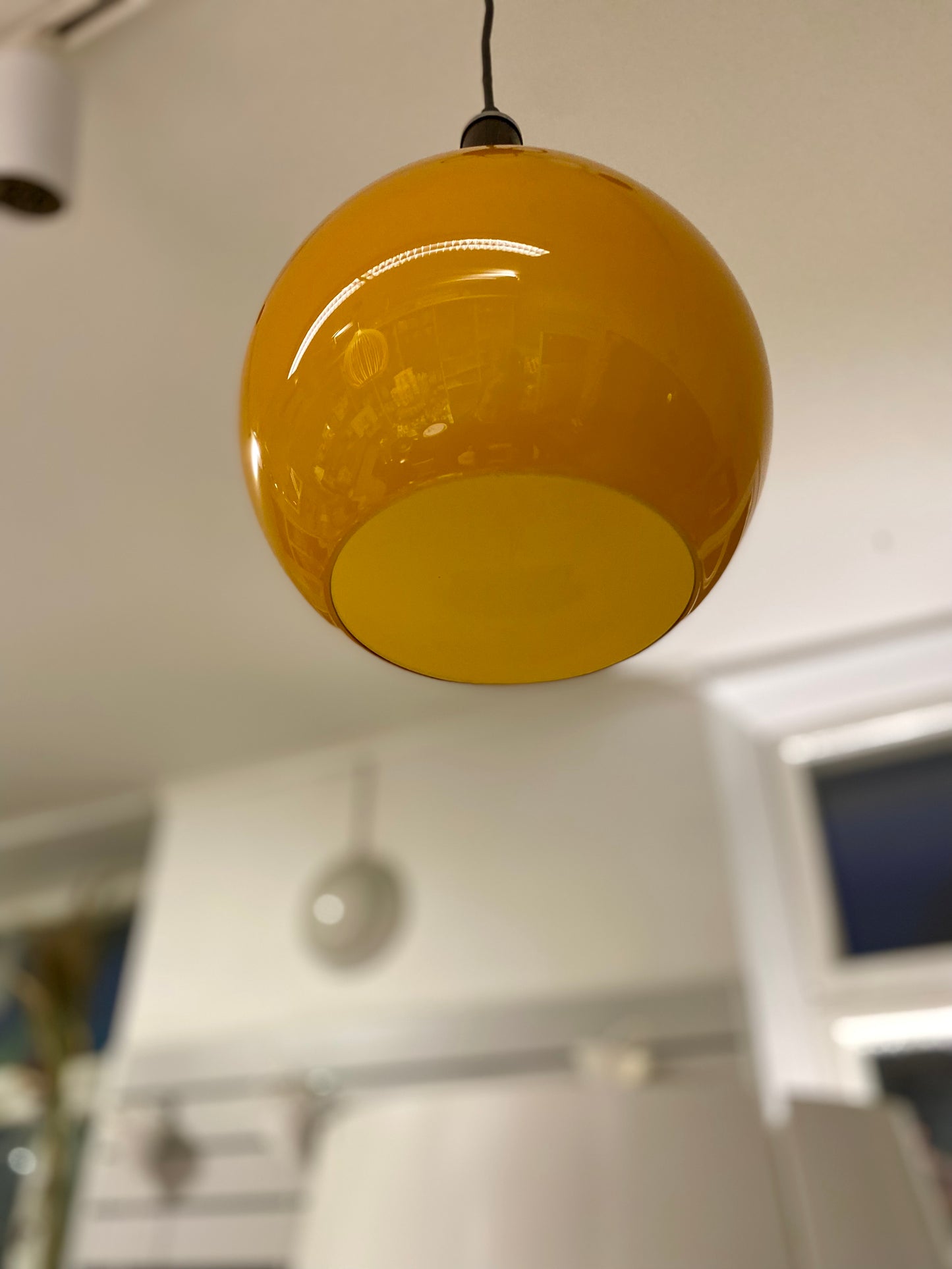 Retro, pyöreä riippuvalaisin