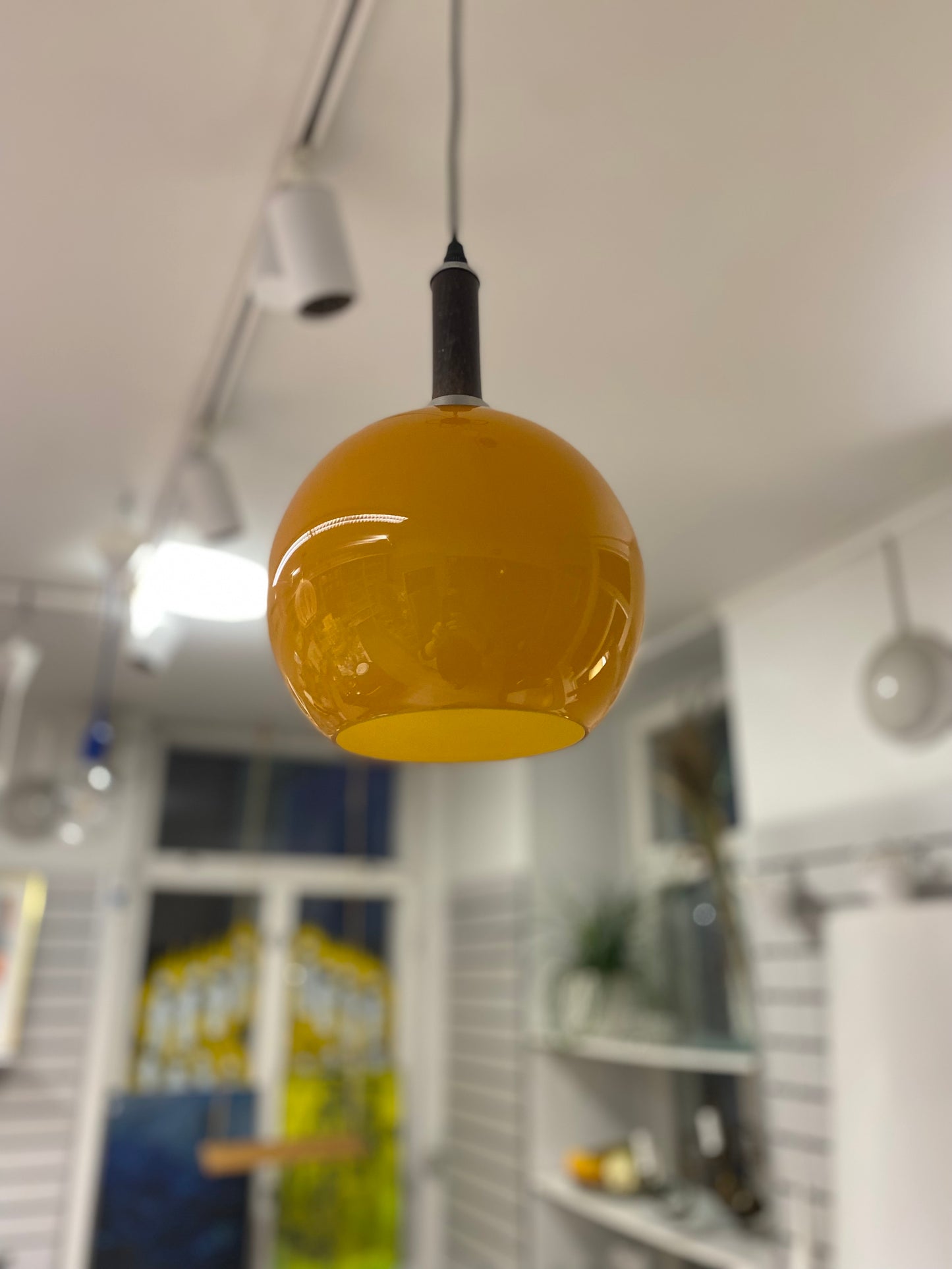 Retro, pyöreä riippuvalaisin
