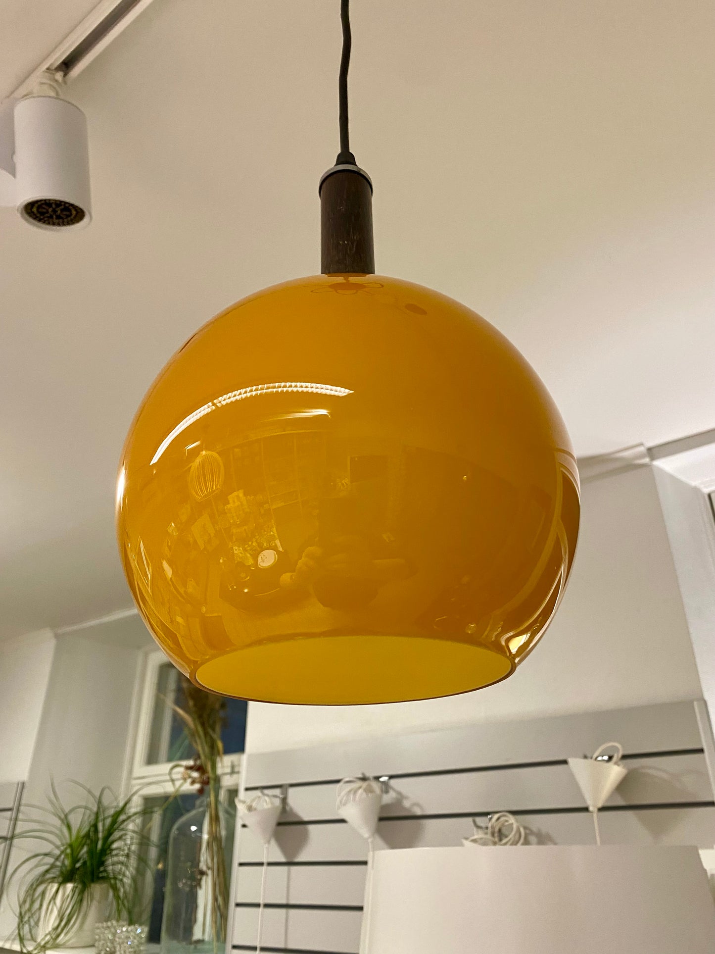 Retro, pyöreä riippuvalaisin