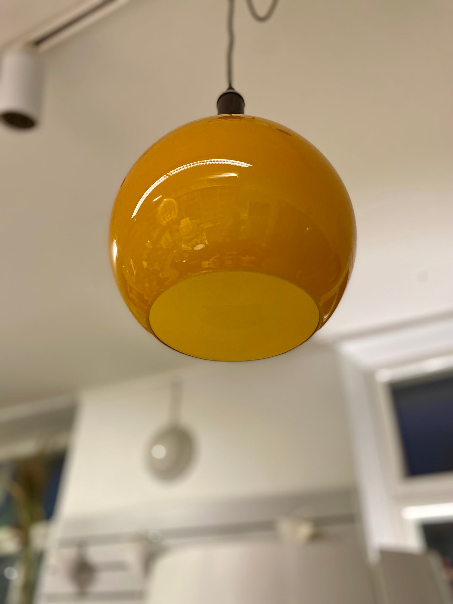 Retro, pyöreä riippuvalaisin