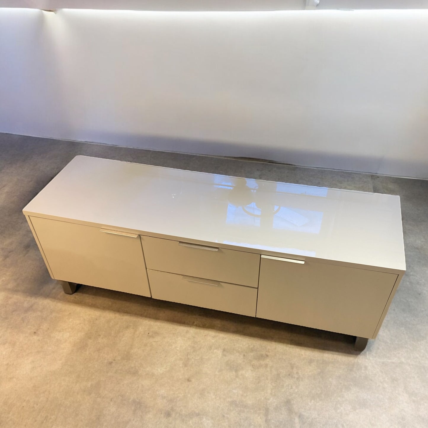 Tyylikäs TV-taso/senkki