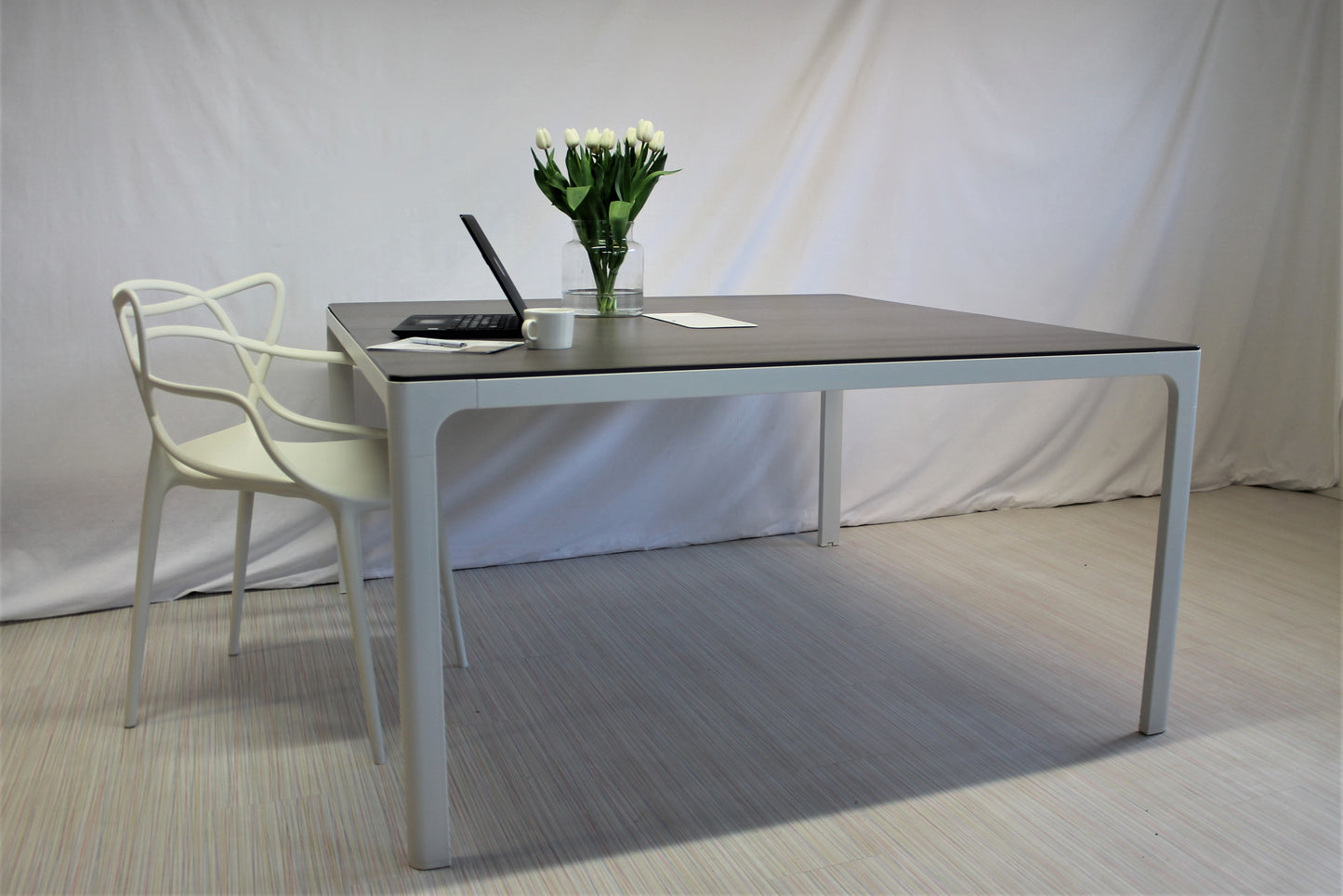 Ikea Bekant neuvottelupöytä