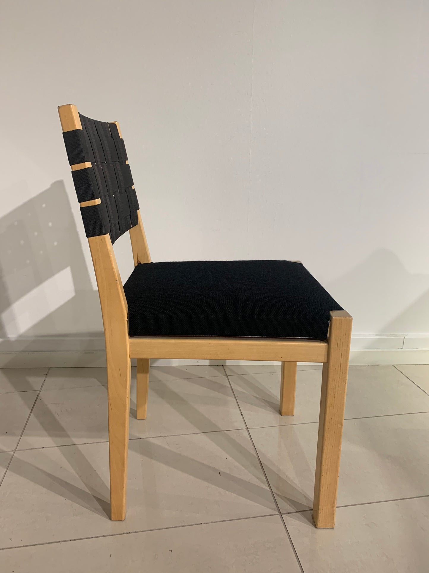 Artek 615 tuoli koivu, musta satulavyö