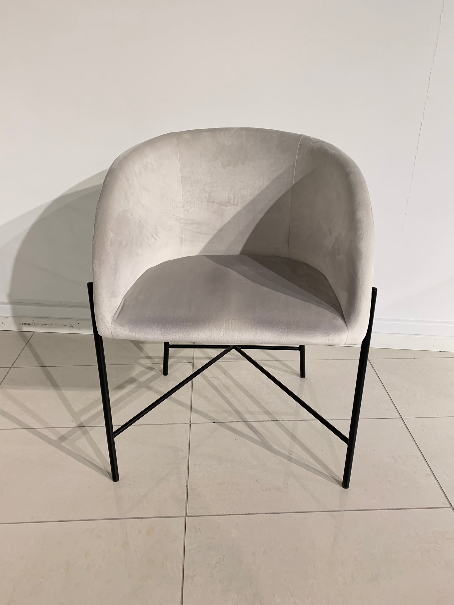 Samettiverhoiltu ruokatuoli, vaalea beige