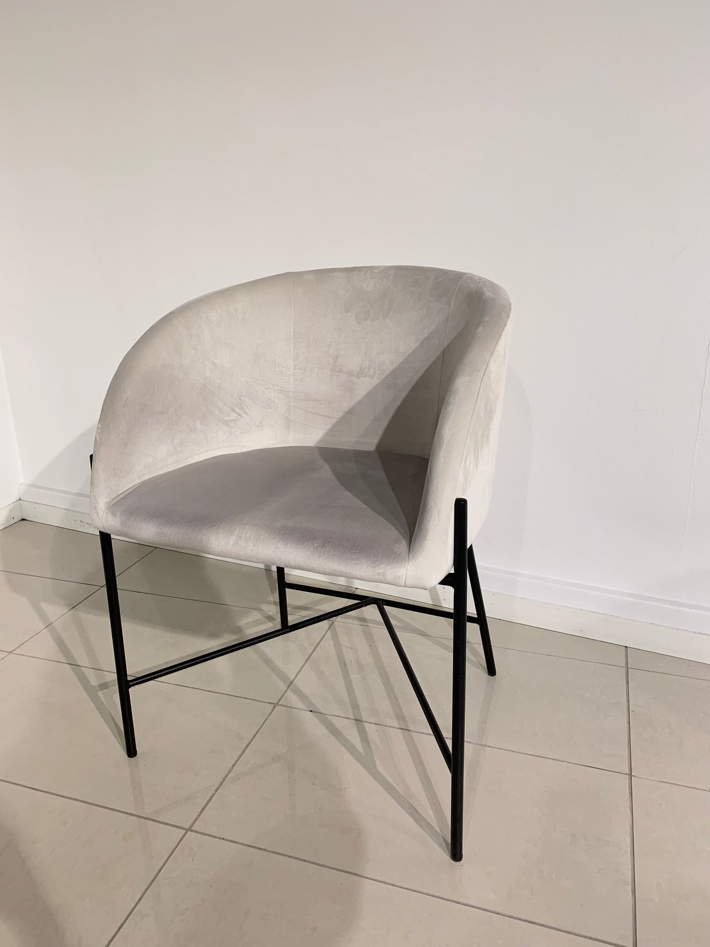 Samettiverhoiltu ruokatuoli, vaalea beige