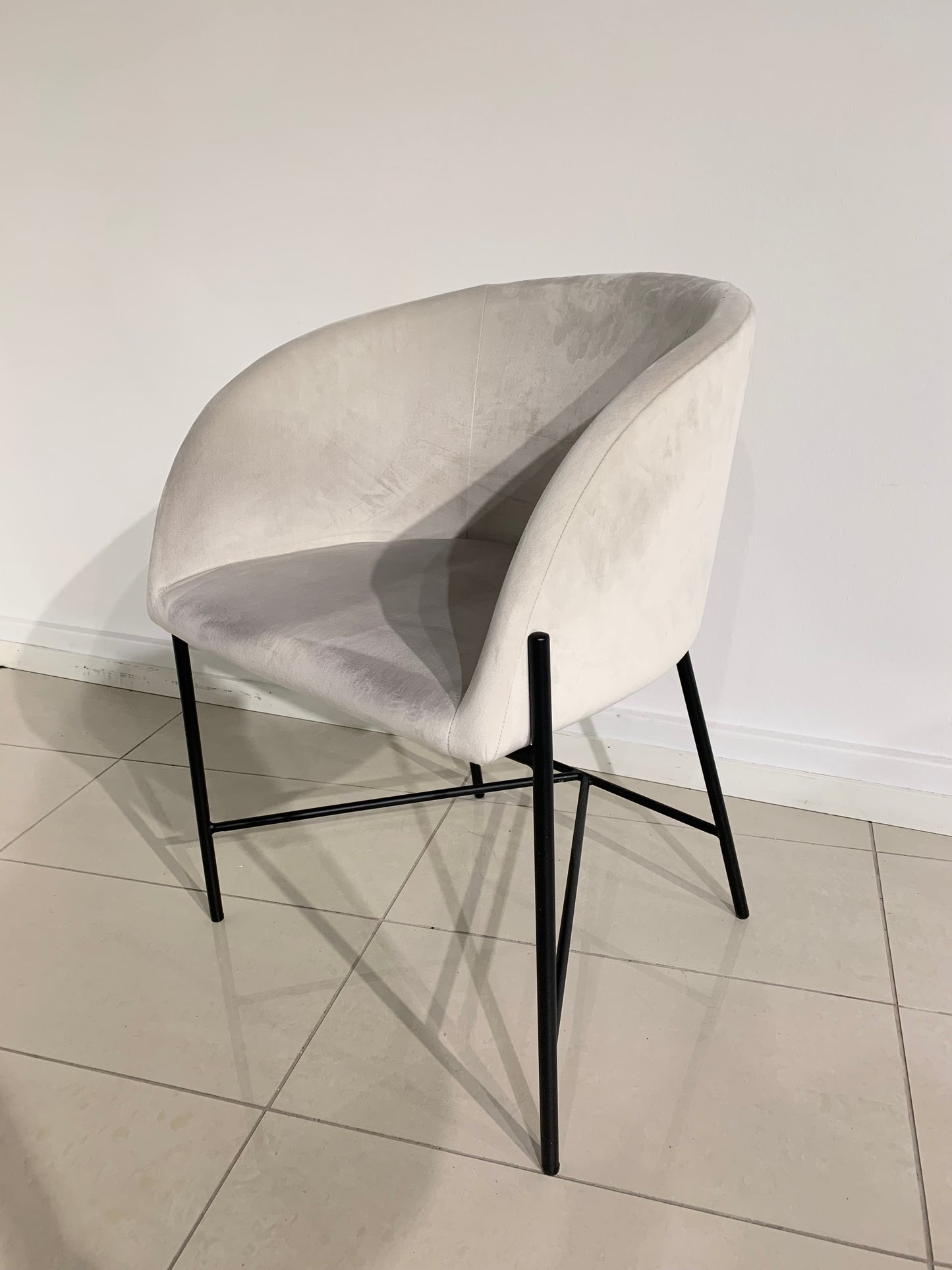 Samettiverhoiltu ruokatuoli, vaalea beige