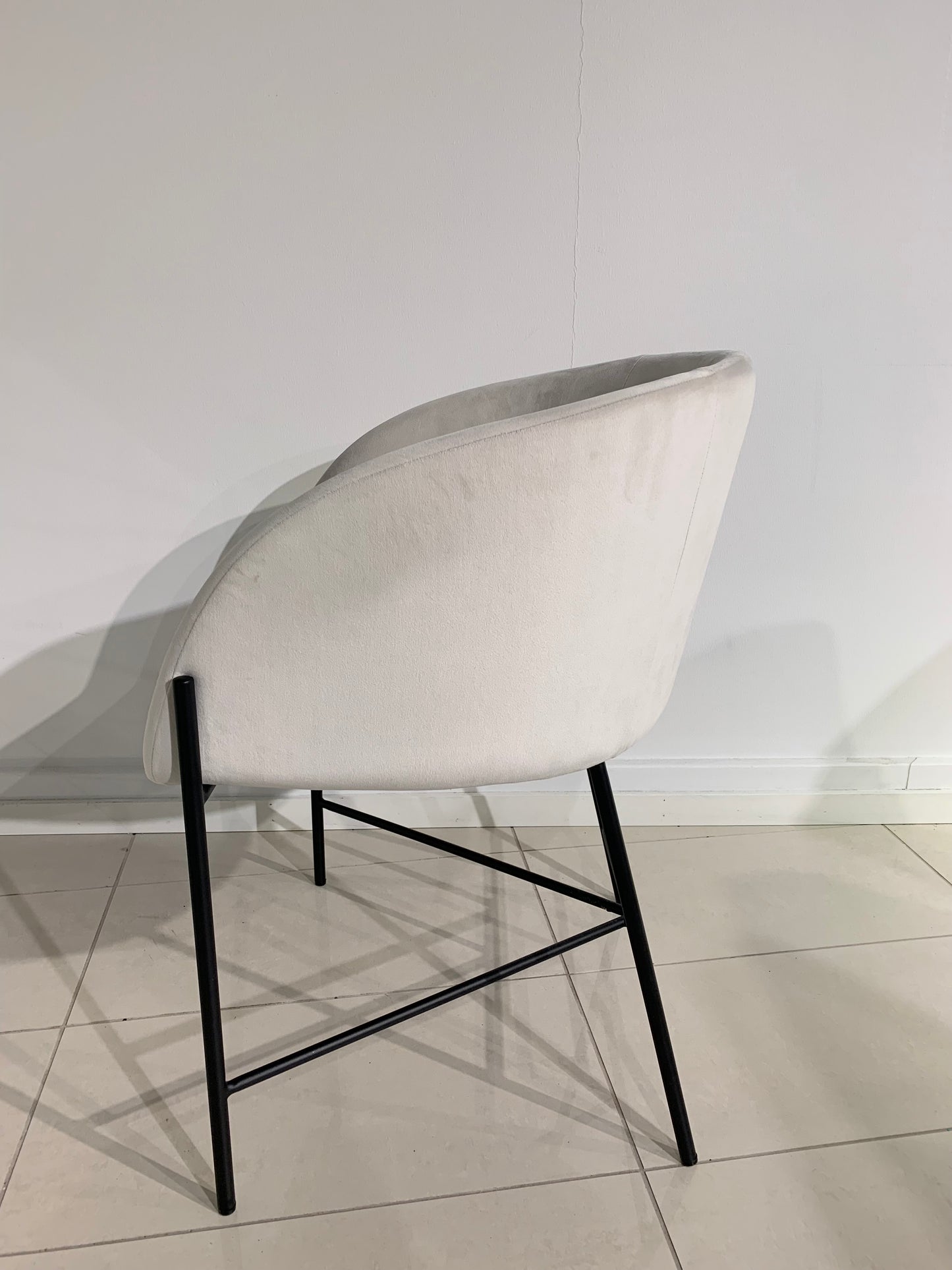 Samettiverhoiltu ruokatuoli, vaalea beige