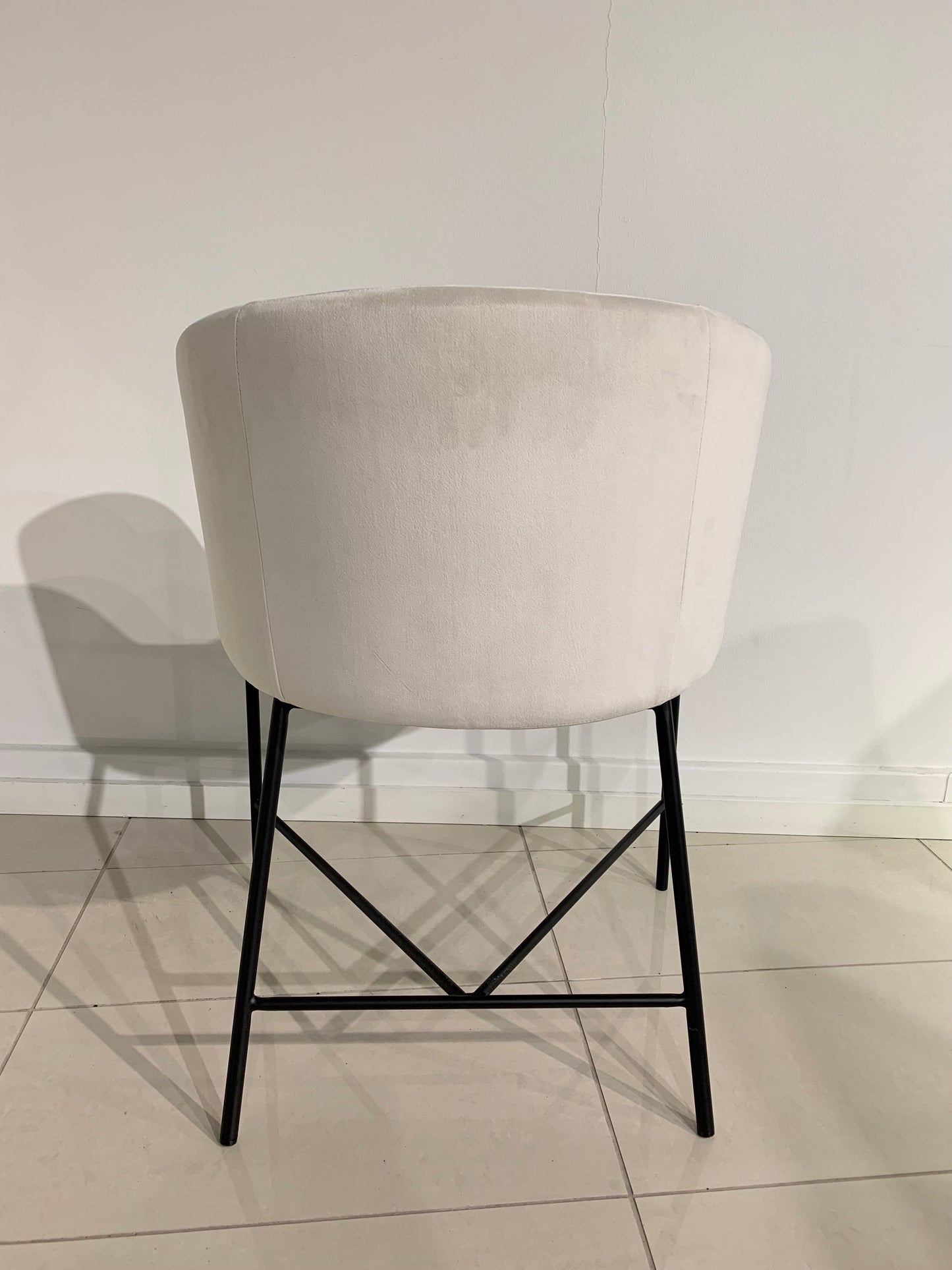 Samettiverhoiltu ruokatuoli, vaalea beige