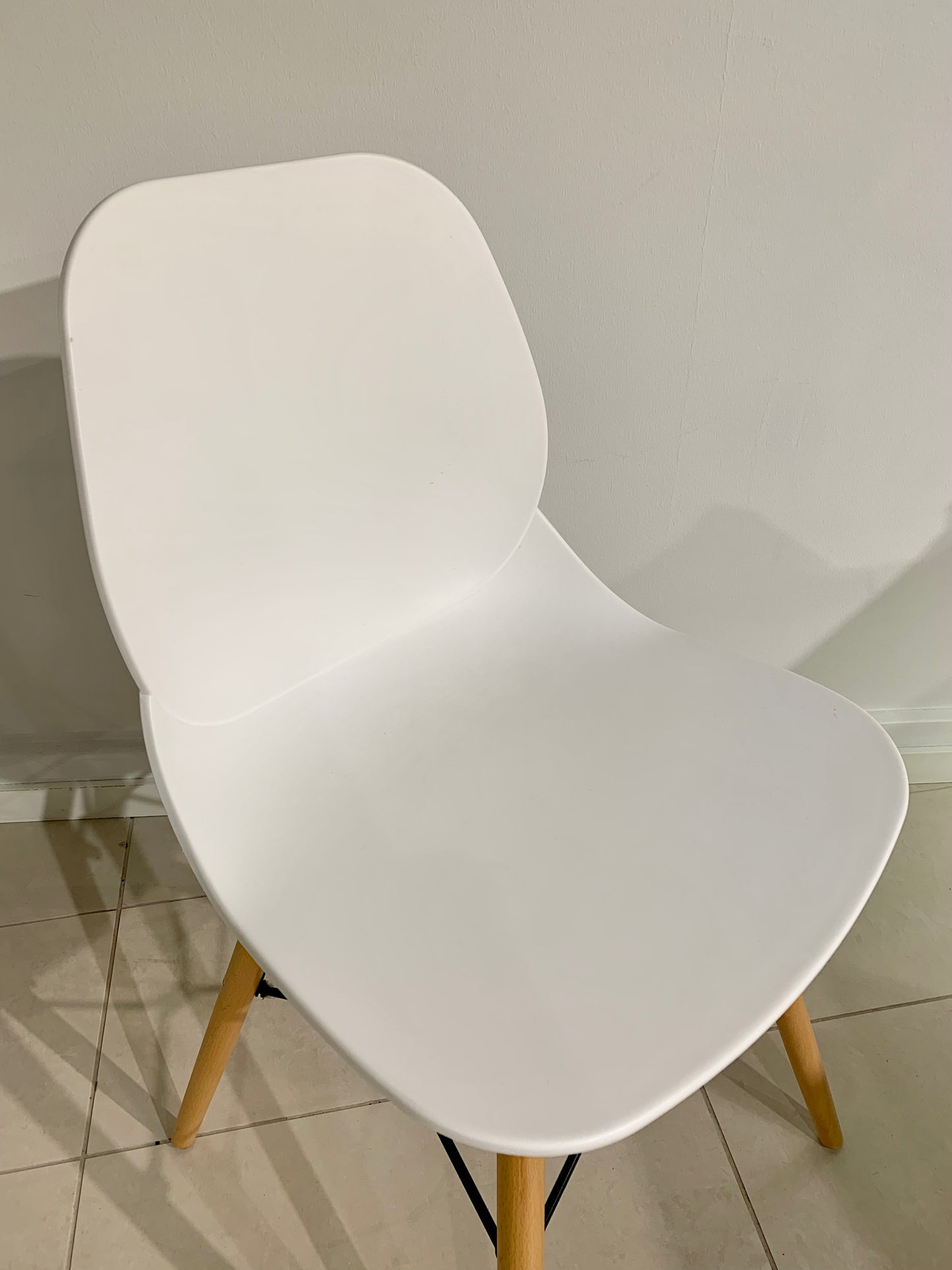 Ruokatuoli puunvärisin jaloin, Varberg