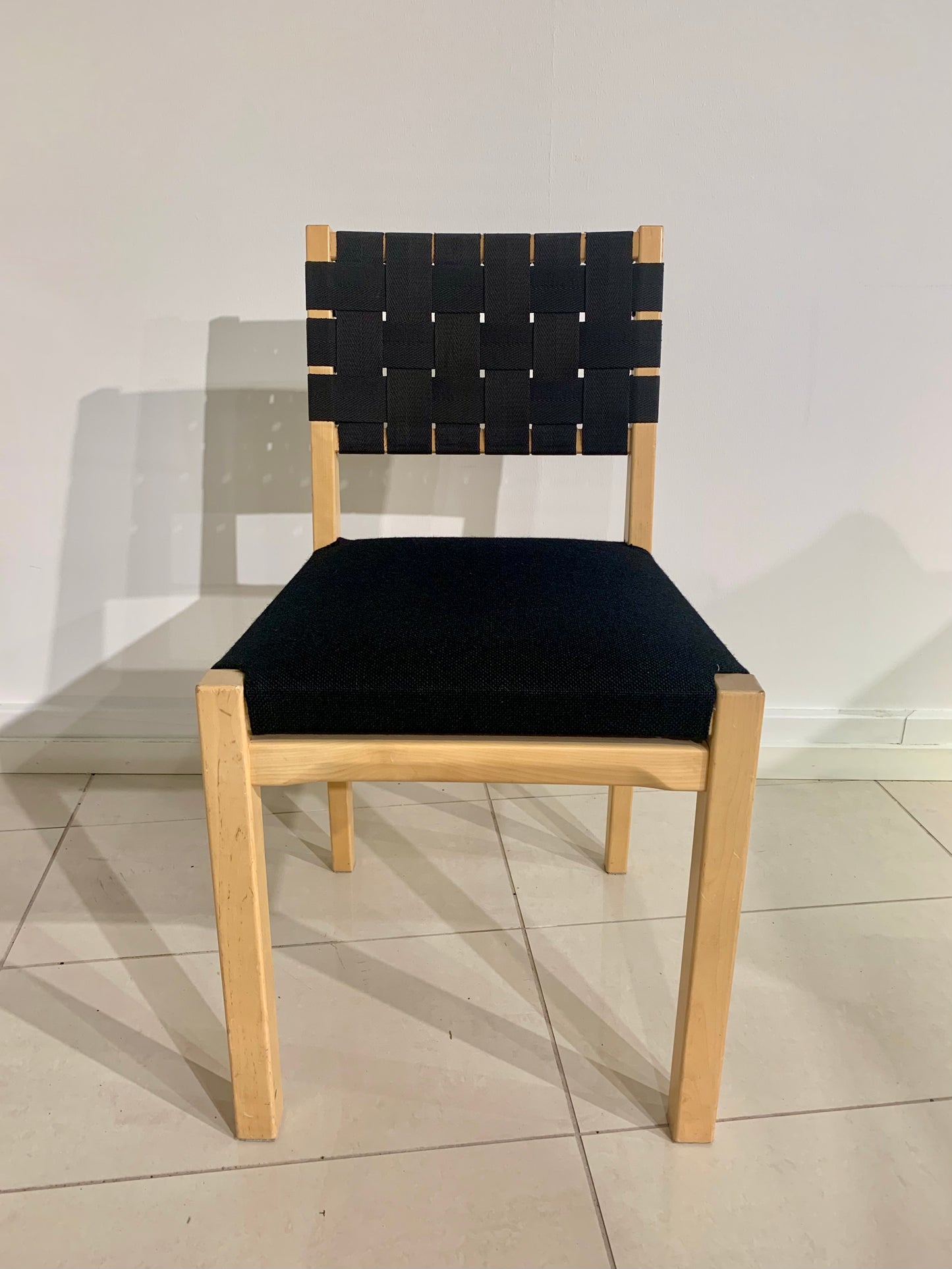 Artek 615 tuoli koivu, musta satulavyö