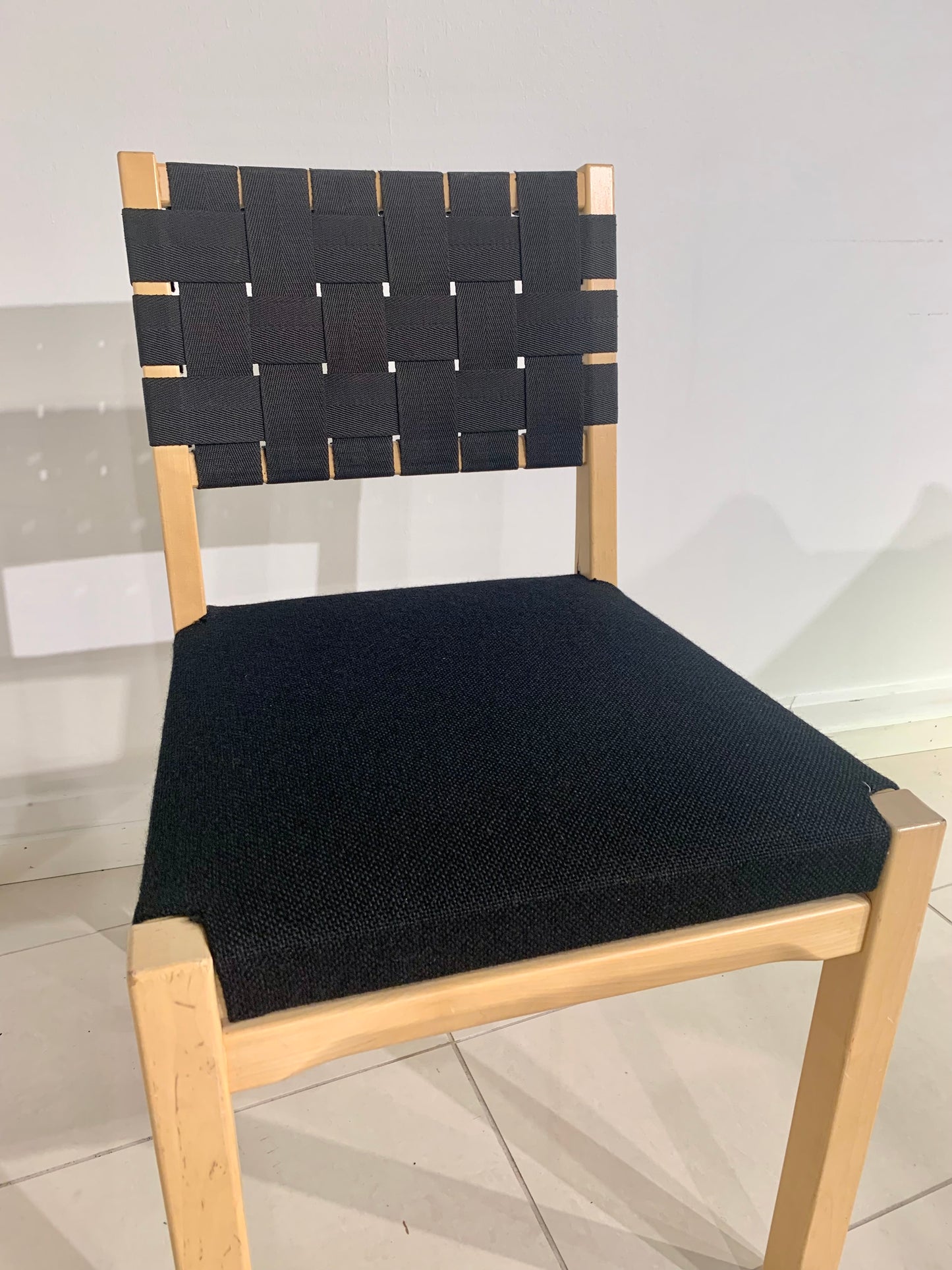 Artek 615 tuoli koivu, musta satulavyö