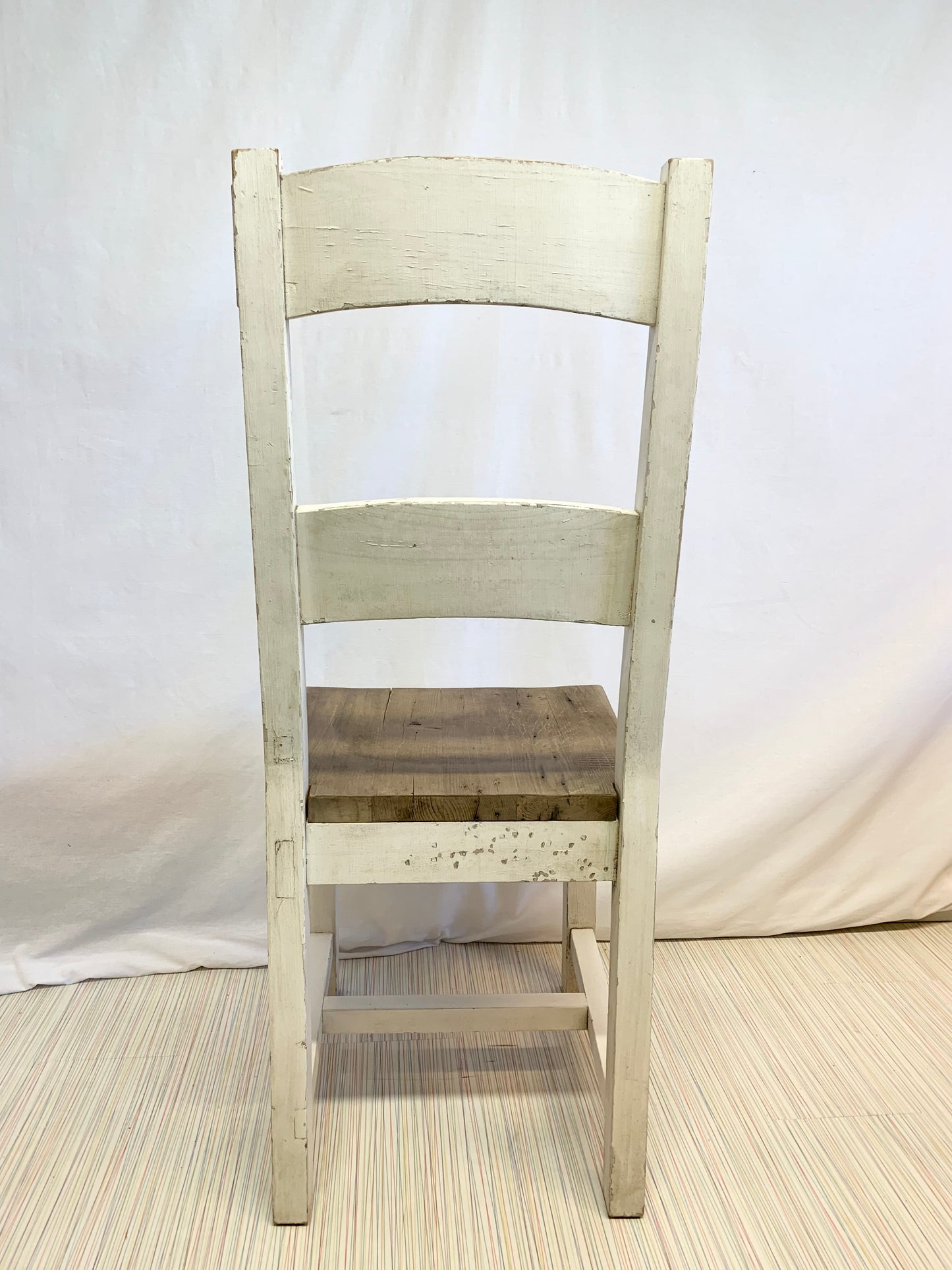 Kierrätyspuusta valmistettu tuoli